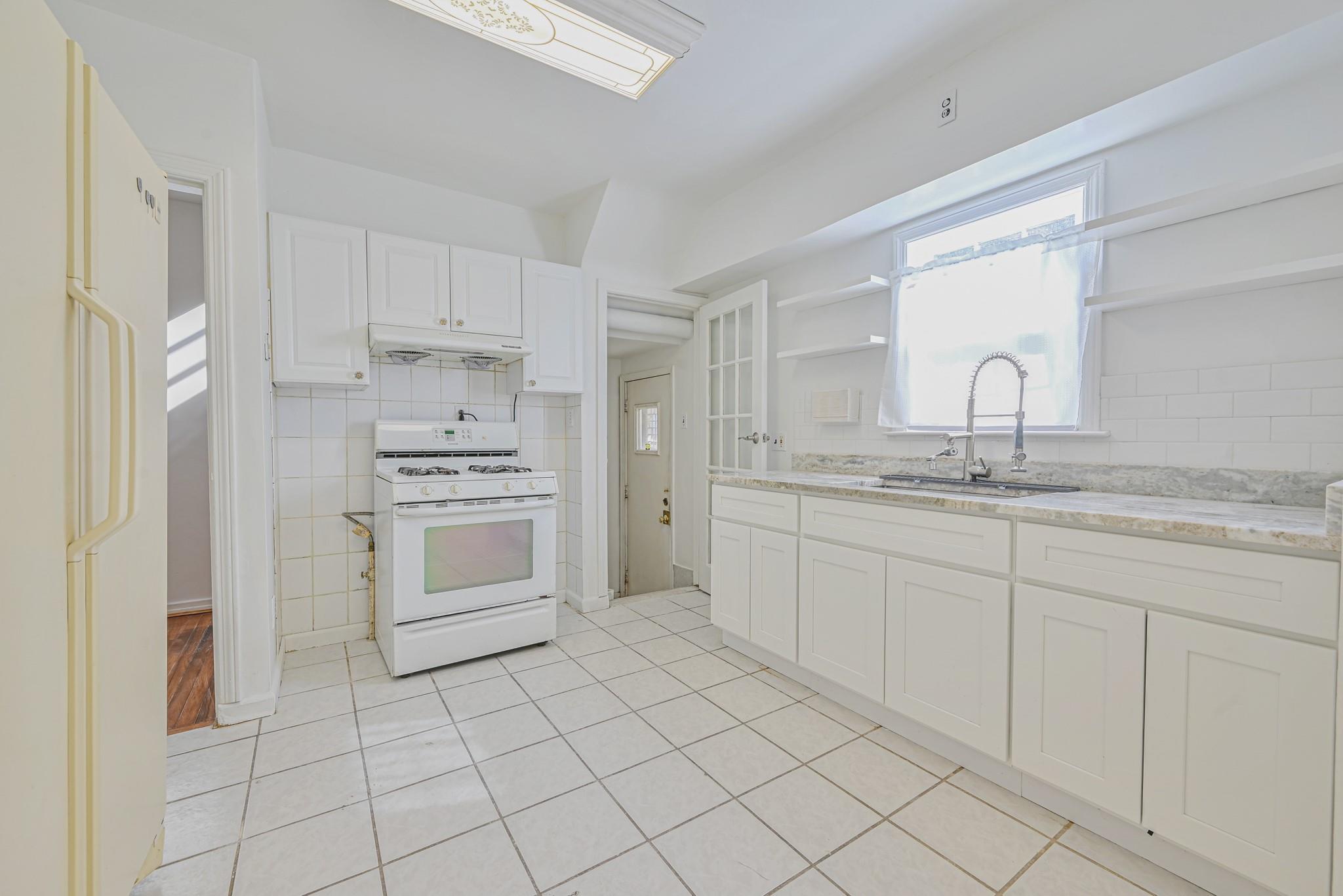 118 Sussex Road, Elmont, New York image 10