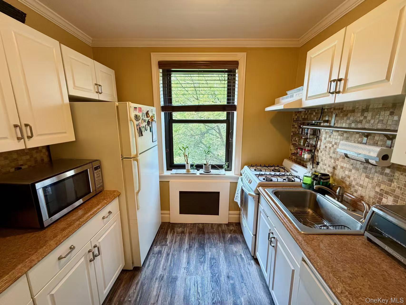 211-05 75th Ave 3D
