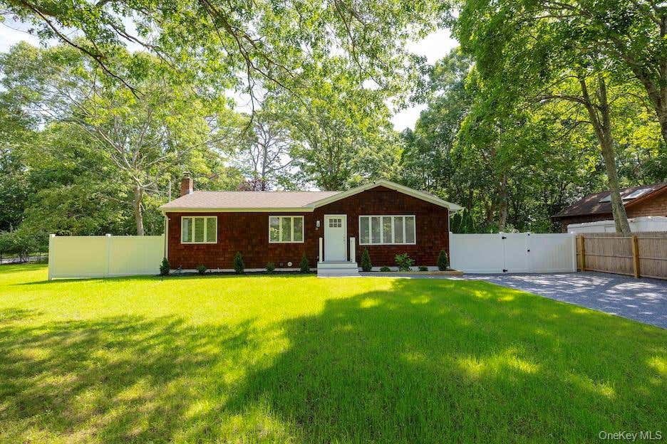 Photo of 18 EASTERLY Road, Hampton Bays, NY 11946 (MLS # 1030424)