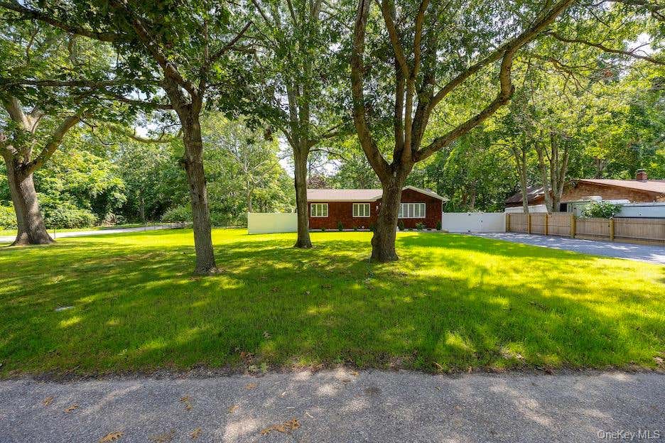 Photo of 18 EASTERLY Road, Hampton Bays, NY 11946 (MLS # 1030424)