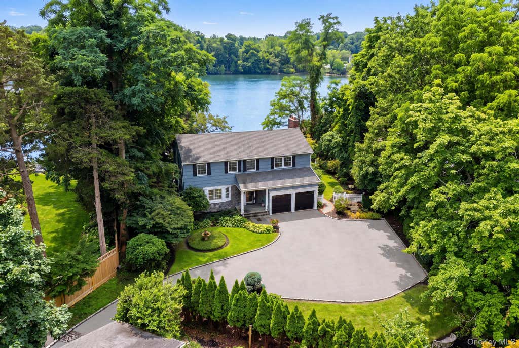 Photo of 11 Prospect Road, Centerport, NY 11721 (MLS # 1043237)