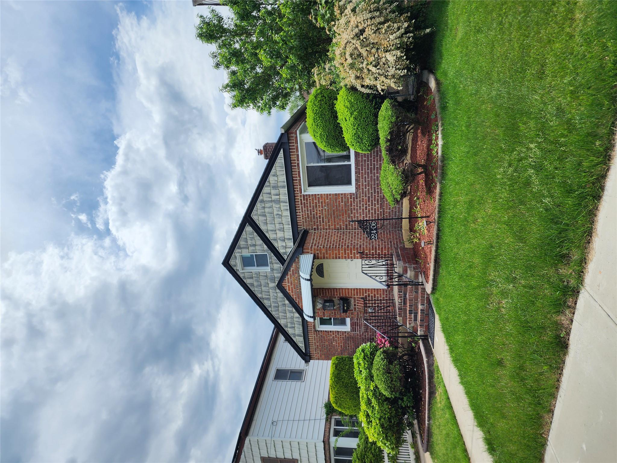 Property for Sale at 114 Road Rd, Cambria Heights, Queens, NY - Bedrooms: 3 
Bathrooms: 2 
Rooms: 6  - $790,000