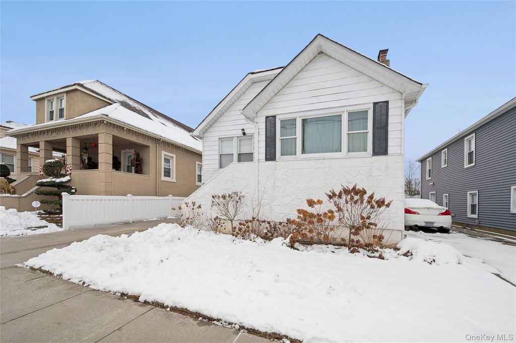 Photo of 1038 Traymore Boulevard, Island Park, NY 11558 (MLS # 944214)