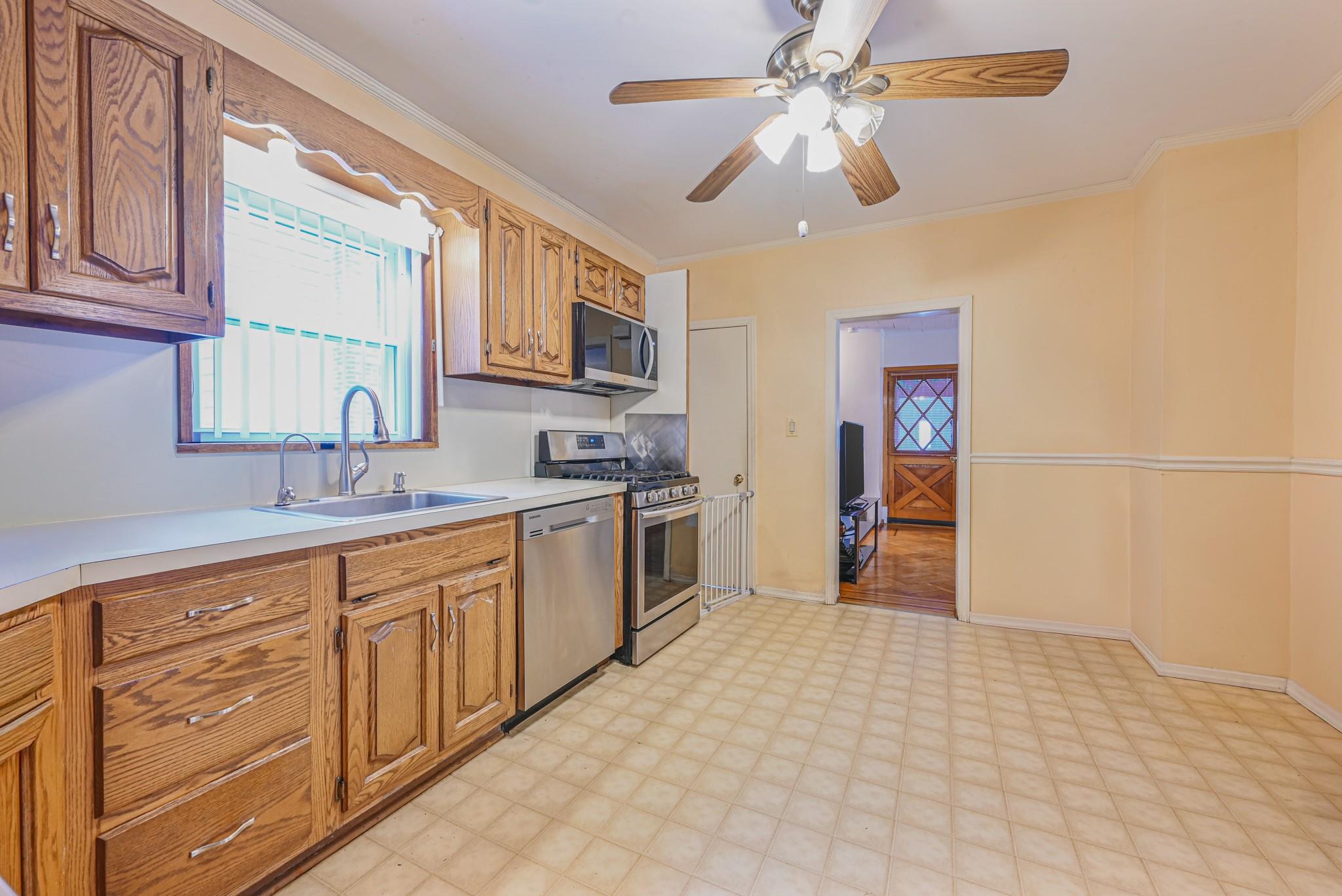 81 E Lincoln Avenue, Valley Stream, New York image 12