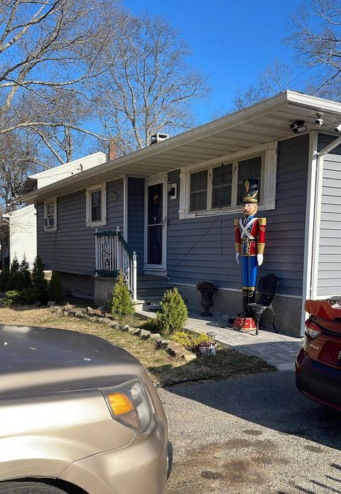 Homes For Sale - 152 Dogwood Road<br/> Mastic Beach, NY 11951