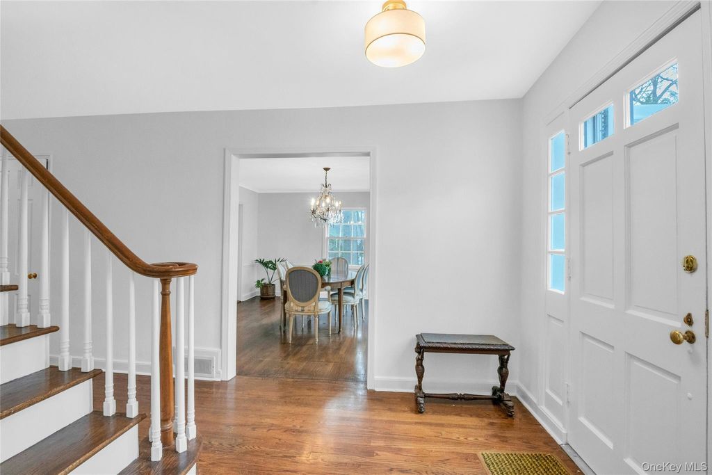 Photo of 11 Beverly Place, Larchmont, NY 10538 (MLS # 934564)