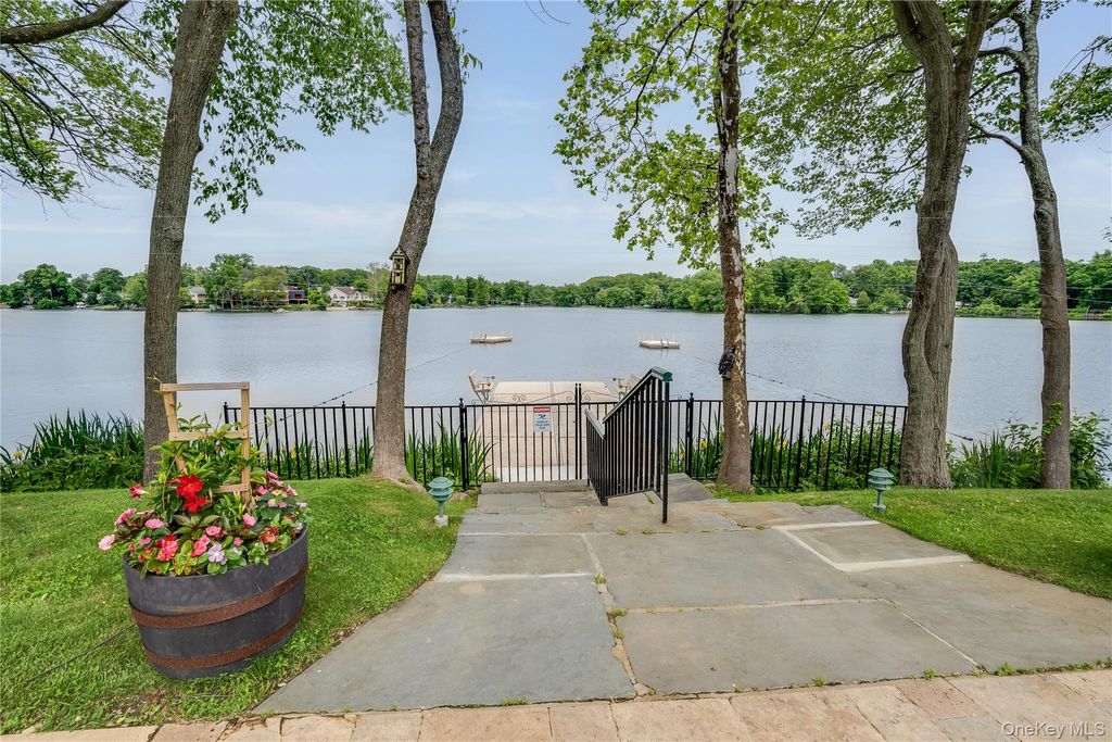 Photo of 35 Waterside Close, Eastchester, NY 10709 (MLS # 985956)