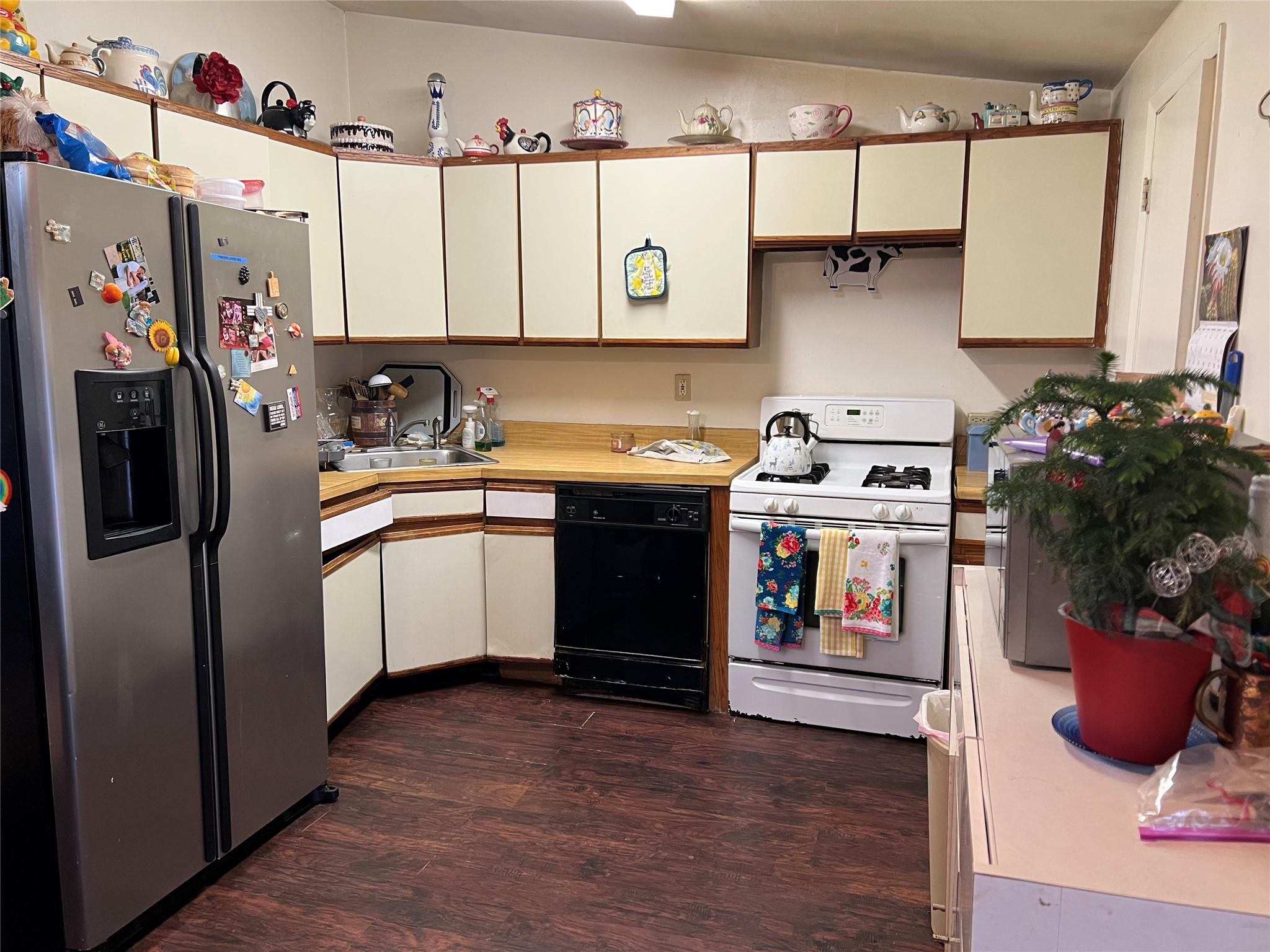 76 Samuel Street, Ronkonkoma, New York image 2