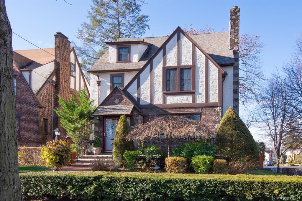 Photo of 233 Kneeland Avenue, Yonkers, NY 10705 (MLS # 941171)