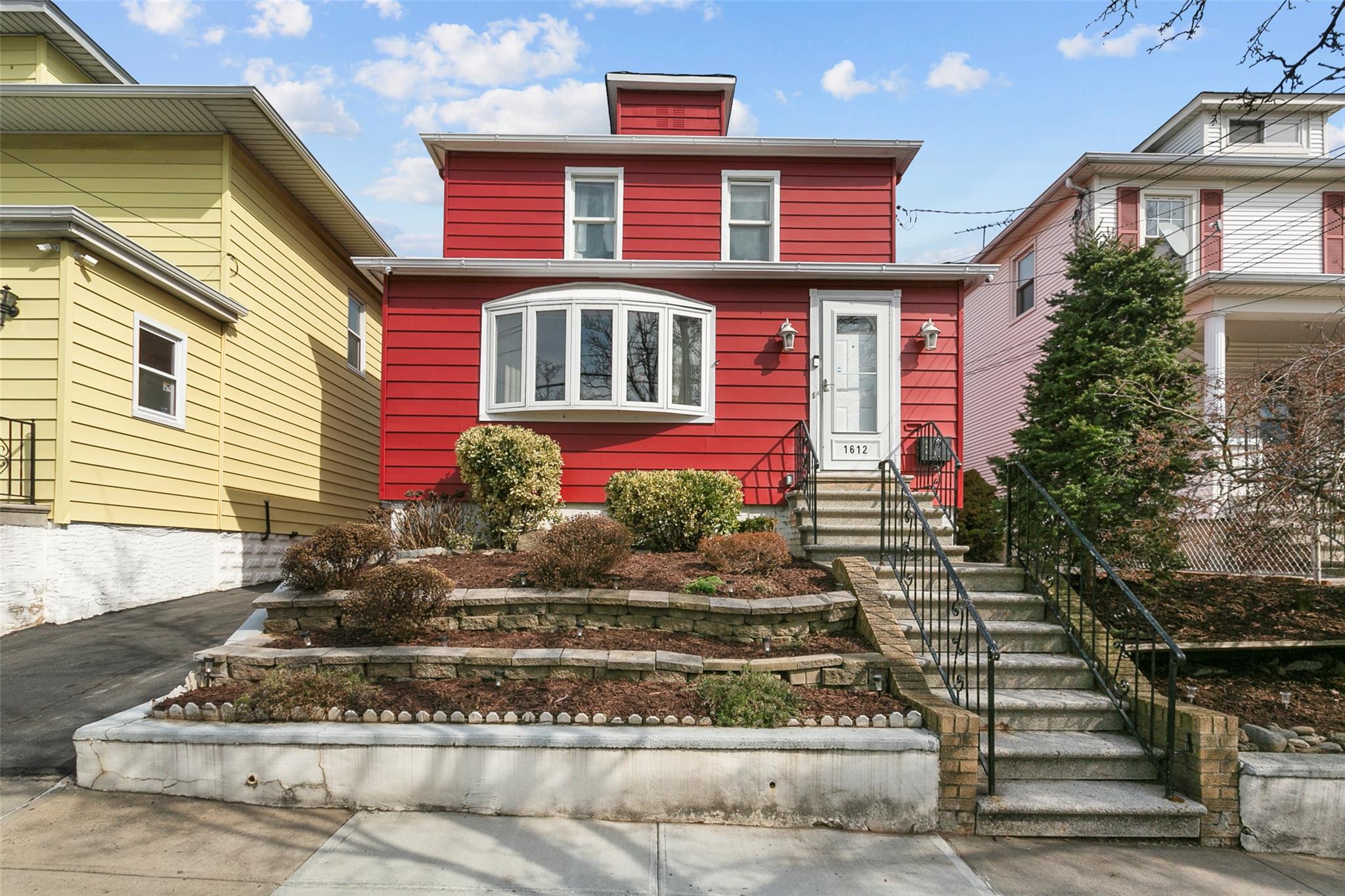 Lurting Avenue, Bronx, New York - 3 Bedrooms  
3 Bathrooms  
7 Rooms - 