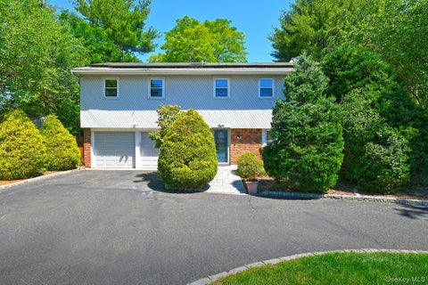 Homes For Sale - 8 Foothill Lane<br/> Suffolk County, East Northport, NY 11731