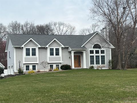 Homes For Sale - 30 Huckleberry Lane<br/> Dutchess County, Hopewell Junction, NY 12533