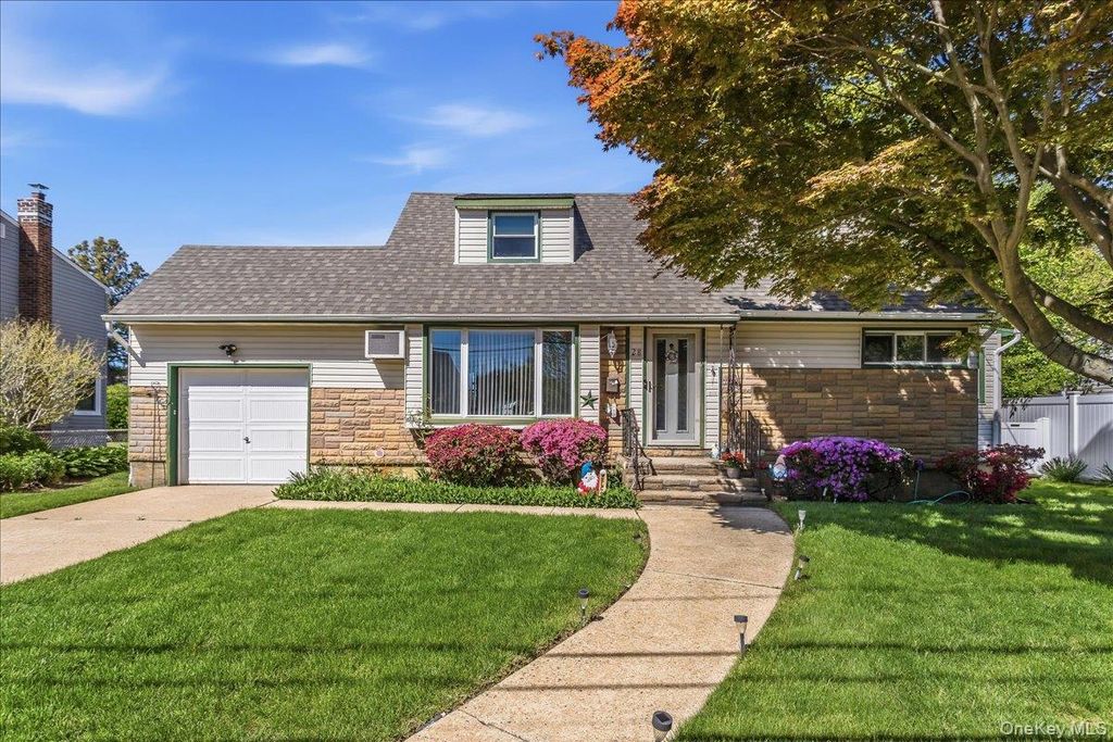 Photo of 28 Linwood Place, Massapequa Park, NY 11762 (MLS # 998727)
