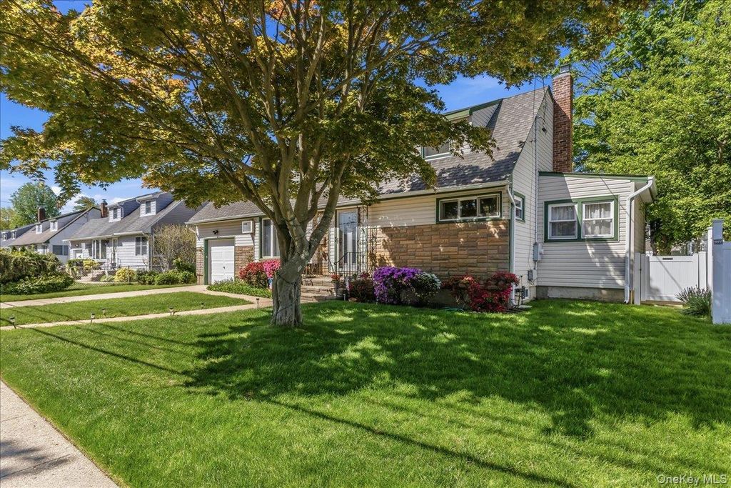 Photo of 28 Linwood Place, Massapequa Park, NY 11762 (MLS # 998727)