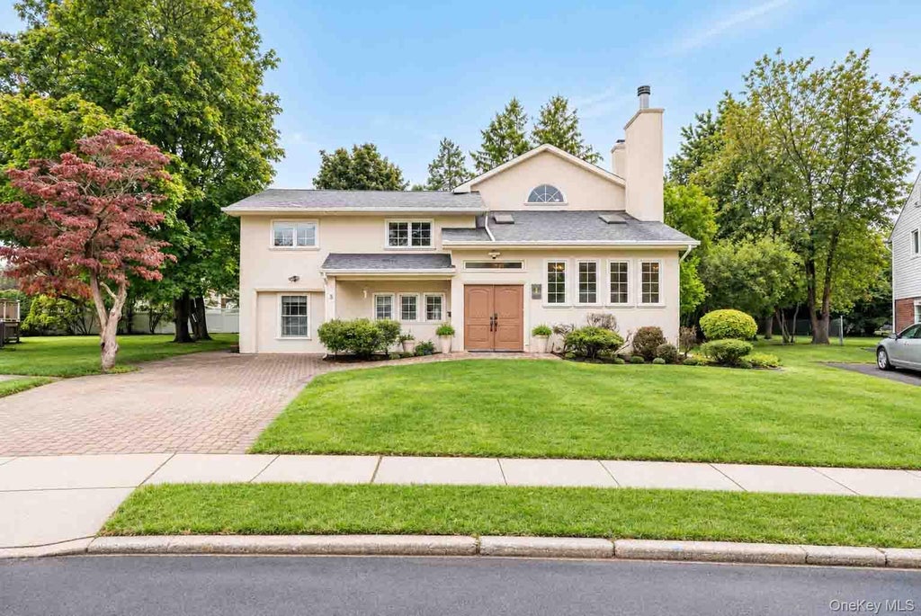 Photo of 5 Phipps Lane, Plainview, NY 11803 (MLS # 1061599)
