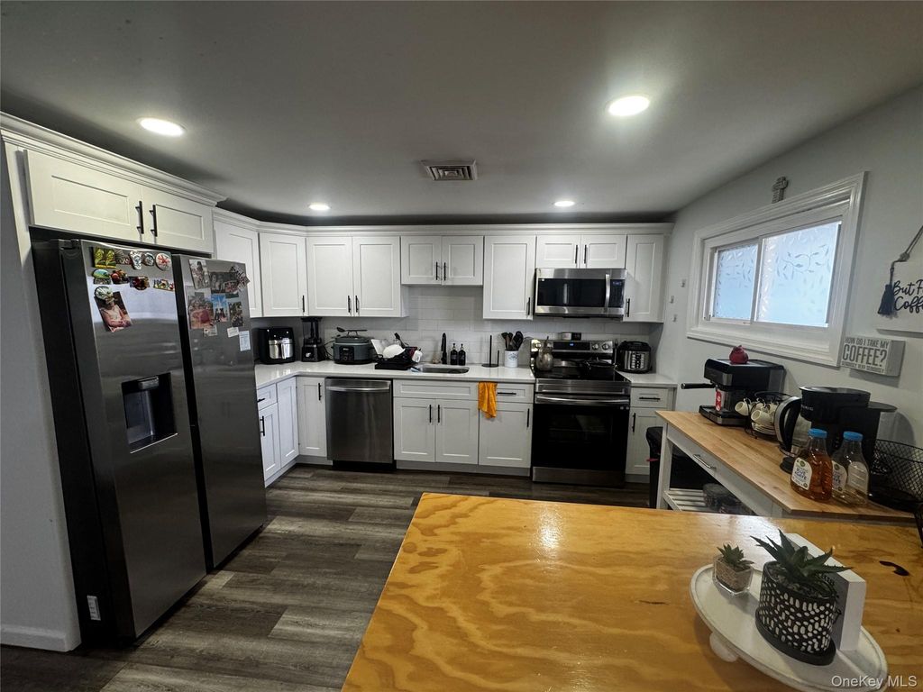 Photo of 6 VICTORIA Place, Mastic Beach, NY 11951 (MLS # 953045)