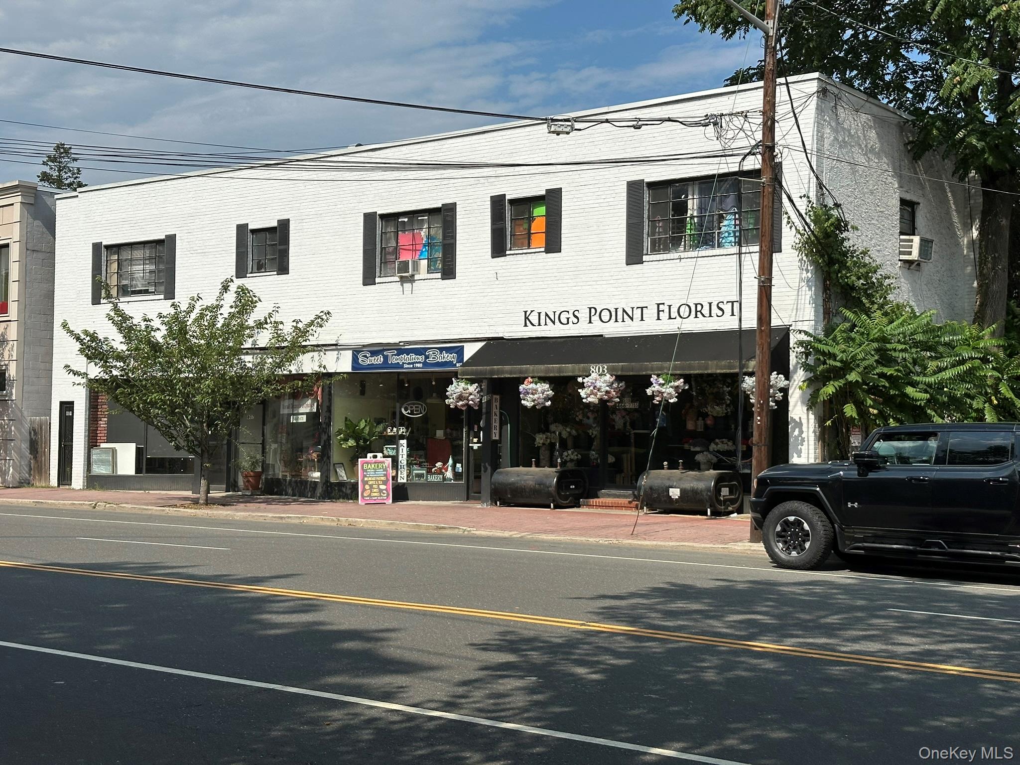 803/805/807/809/811 Middle Neck Road