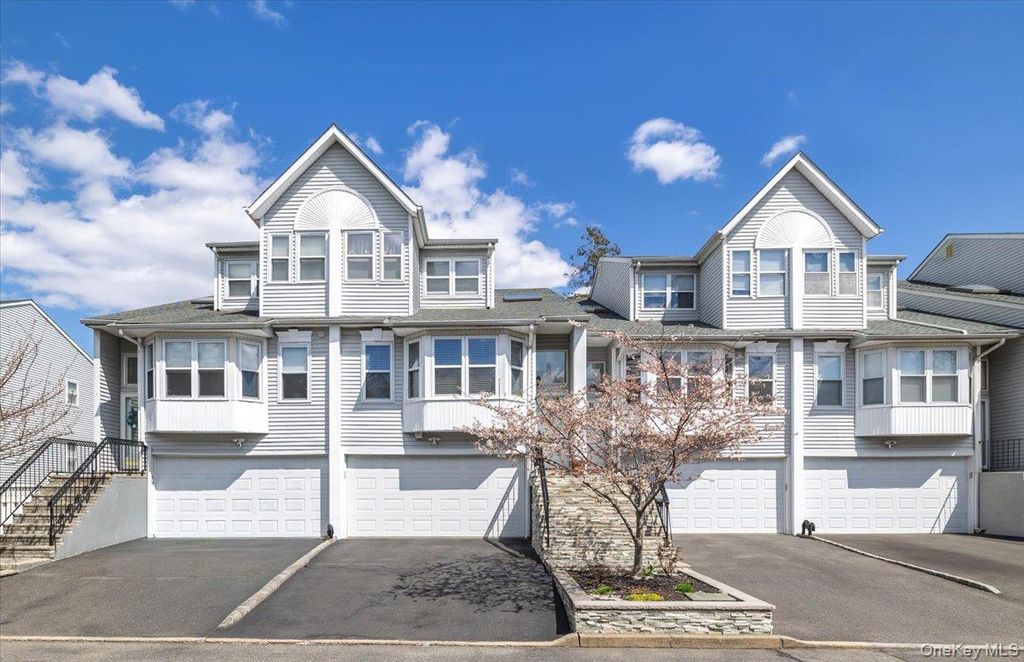 Photo of 9 Eastern Drive, New Hyde Park, NY 11040 (MLS # 985023)