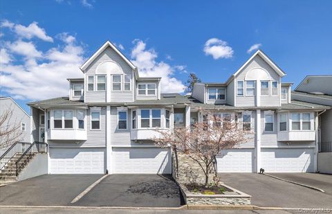 Photo of 9 Eastern Drive, New Hyde Park, NY 11040 (MLS # 985023)