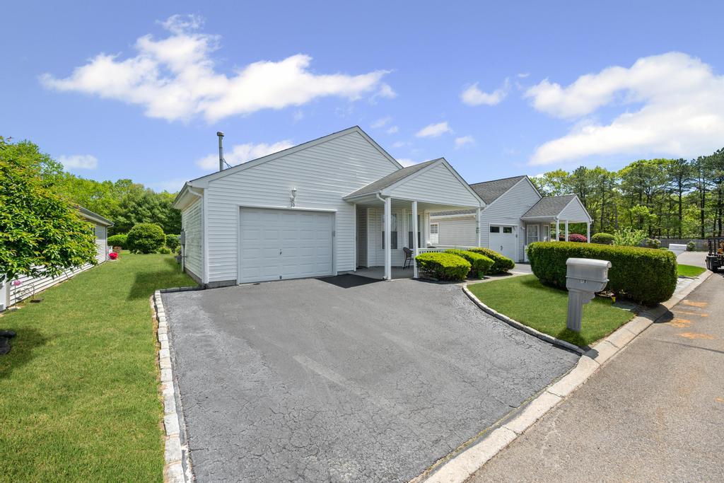 10 Orange Tree Court, Manorville, New York image 4