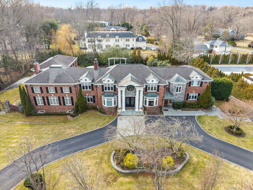 Photo of 10 Hemlock Drive, Great Neck, NY 11024 (MLS # 956586)