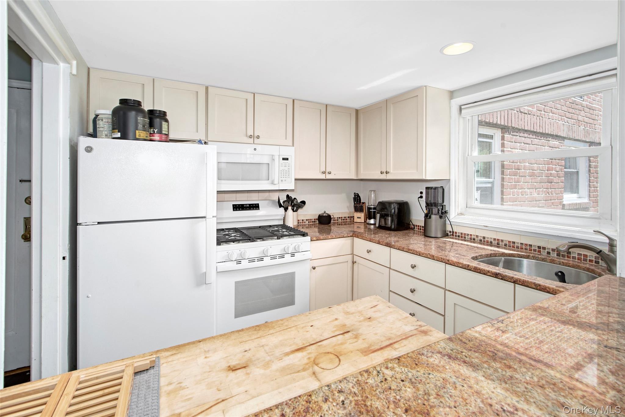 320 S Broadway M12