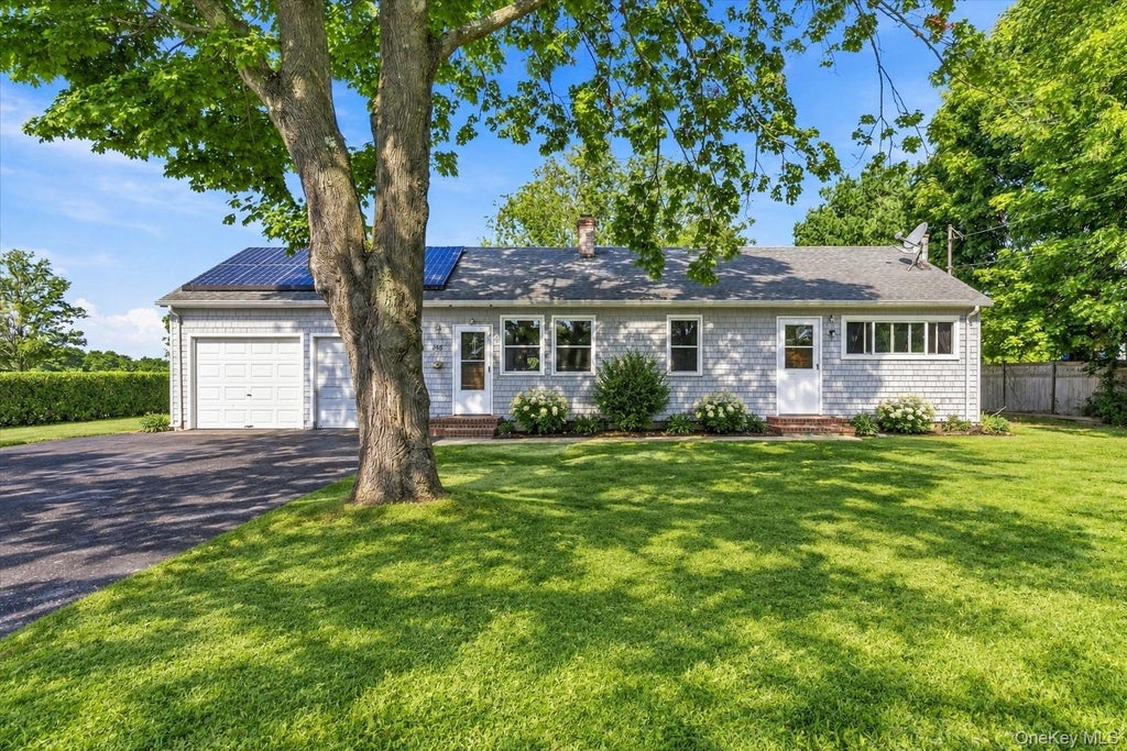 Photo of 995 Schoolhouse Road, Cutchogue, NY 11935 (MLS # 1053686)