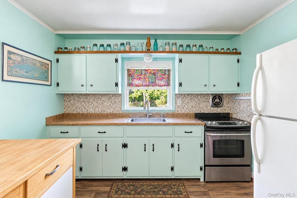 Photo of 995 Schoolhouse Road, Cutchogue, NY 11935 (MLS # 1053686)