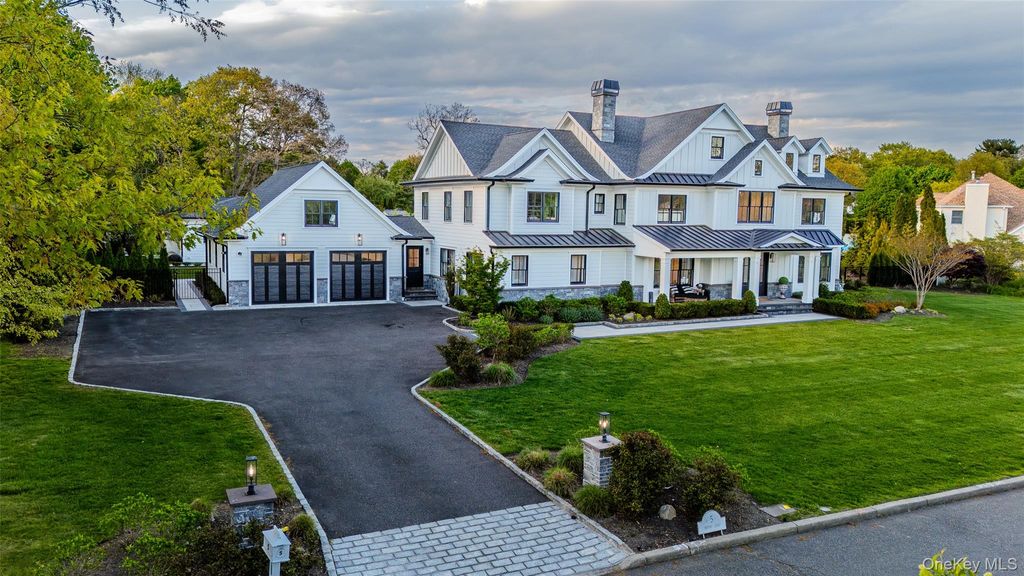 Photo of 5 Dupont Court, Dix Hills, NY 11746 (MLS # 999585)