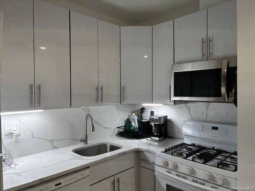 Photo of 1250 North Avenue #106, New Rochelle, NY 10804 (MLS # 967632)