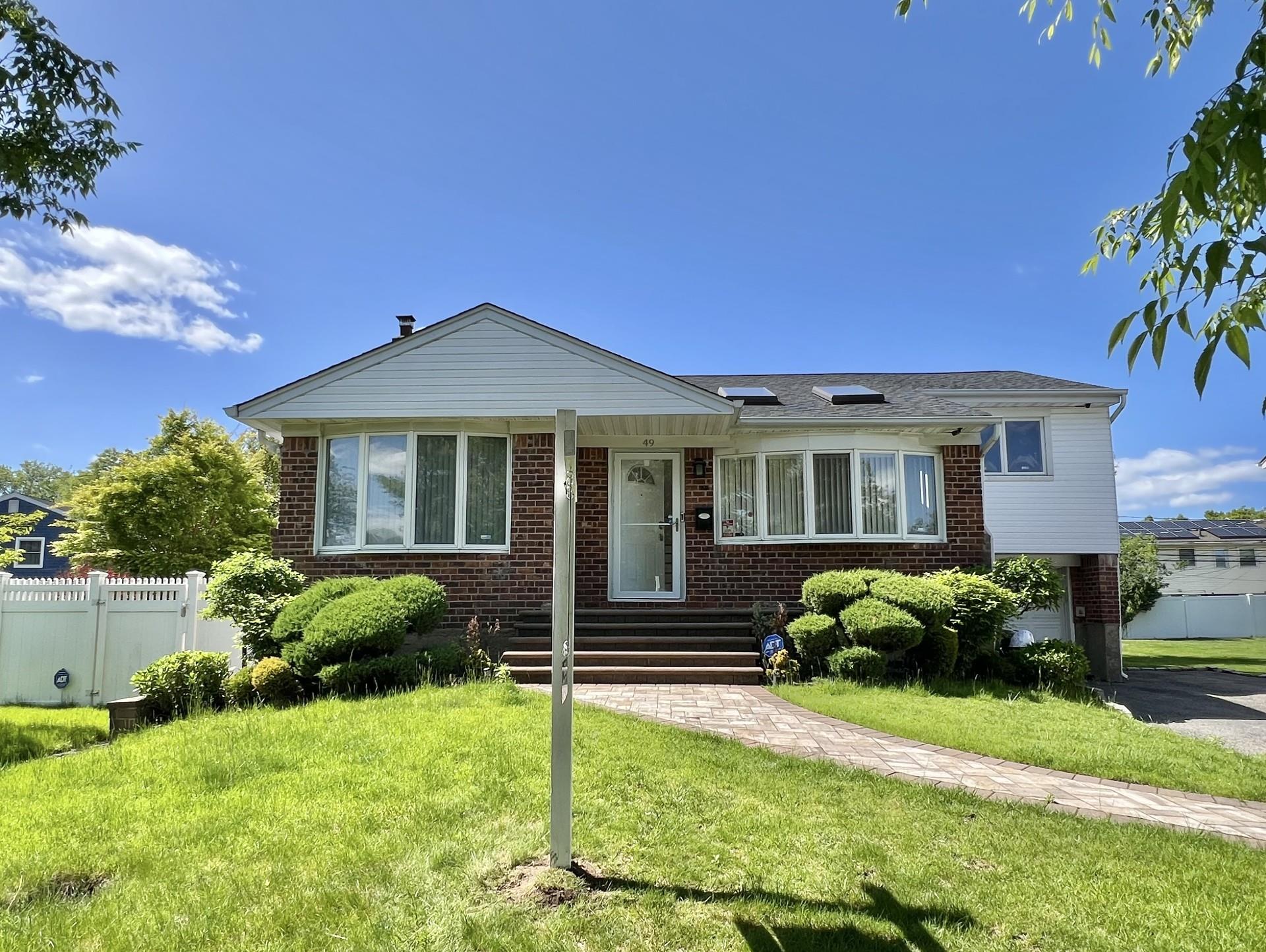 49 Bruce Ln, Jericho, New York image 1