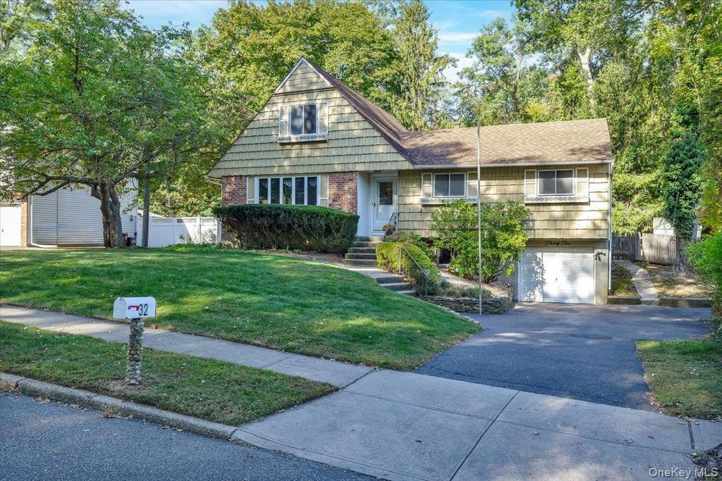Photo of 32 Ravenwood Drive, Kings Park, NY 11754 (MLS # 922183)