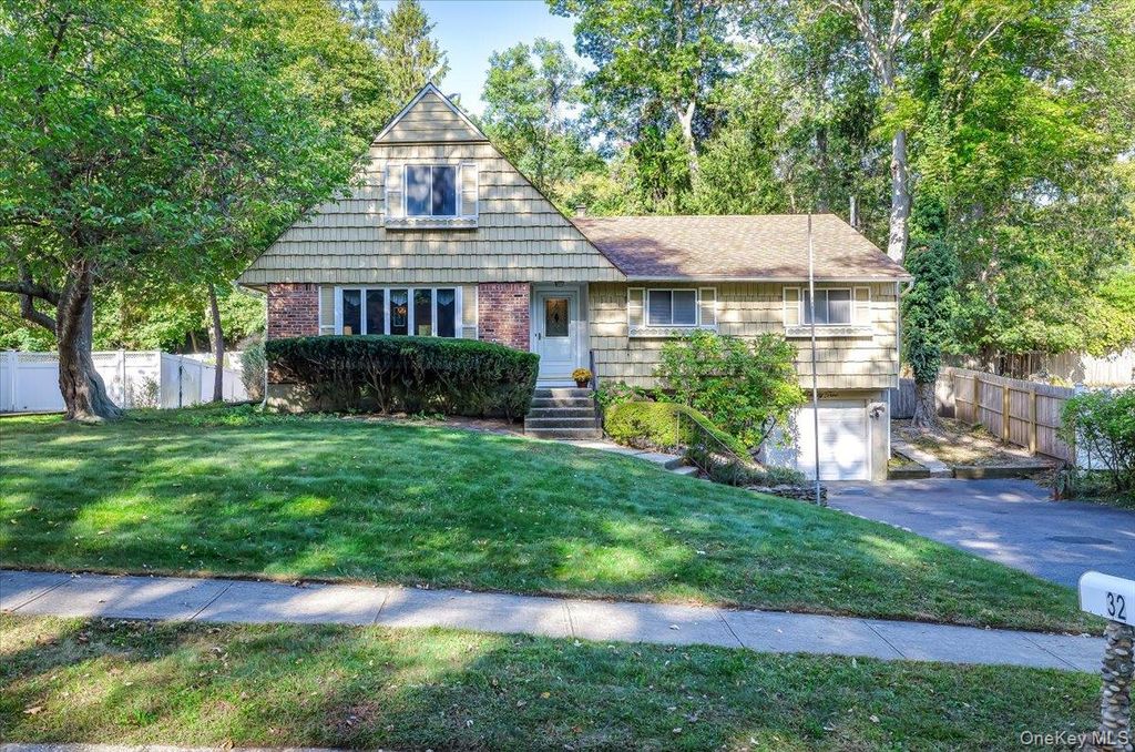 Photo of 32 Ravenwood Drive, Kings Park, NY 11754 (MLS # 922183)