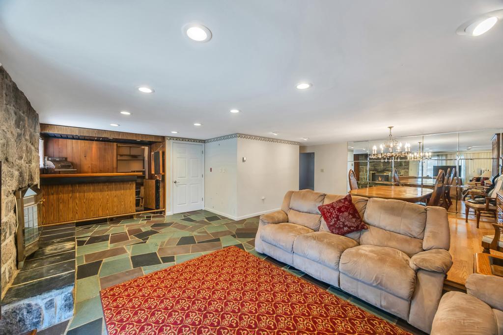 38 Cliff Lane, Levittown, Florida image 10