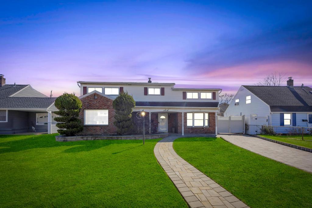 38 Cliff Lane, Levittown, Florida image 1