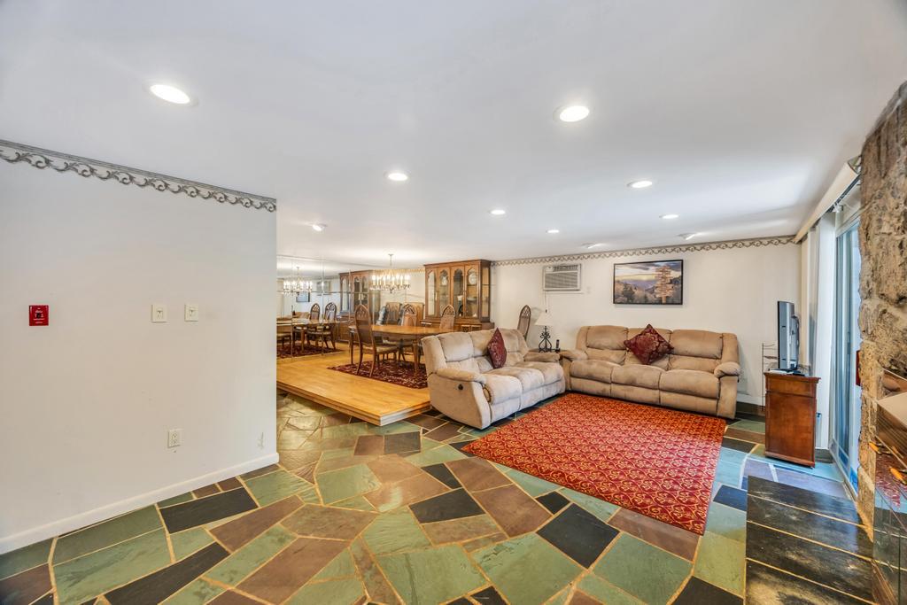 38 Cliff Lane, Levittown, Florida image 9