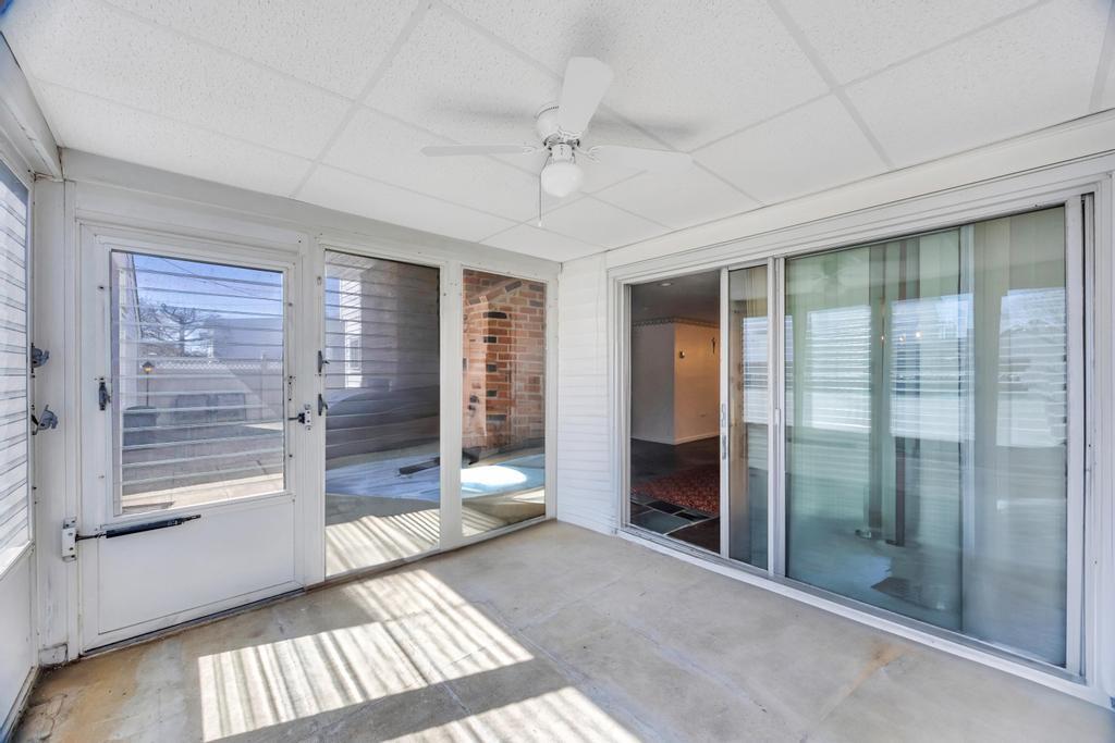 38 Cliff Lane, Levittown, Florida image 17