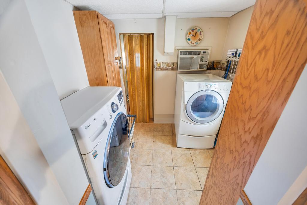 38 Cliff Lane, Levittown, Florida image 12