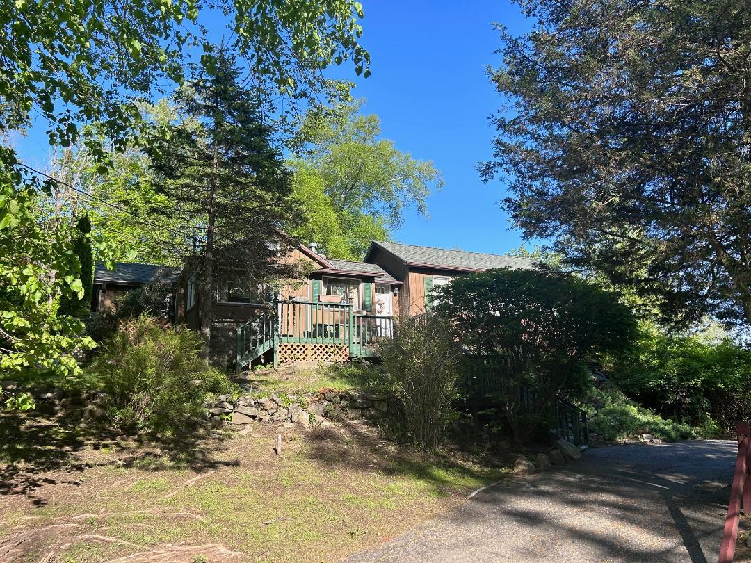 Empire Drive, Patterson, New York - 2 Bedrooms  
2 Bathrooms  
5 Rooms - 