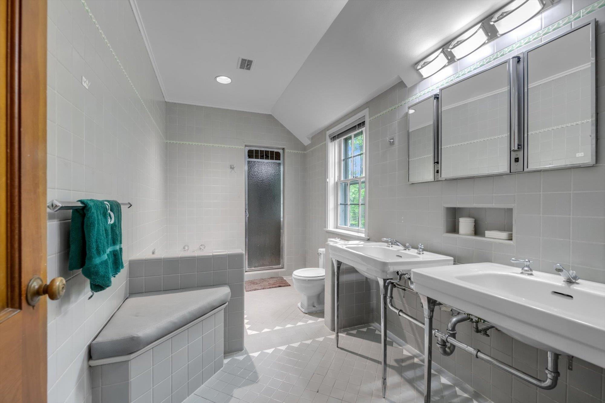 111 Clent Road, Great Neck, New York image 22
