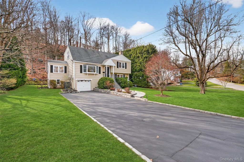 Photo of 18 Clovebrook Road, Valhalla, NY 10595 (MLS # 978328)