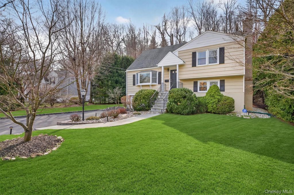 Photo of 18 Clovebrook Road, Valhalla, NY 10595 (MLS # 978328)