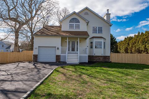 Photo of 44 Westminster Drive, Shirley, NY 11967 (MLS # 979856)