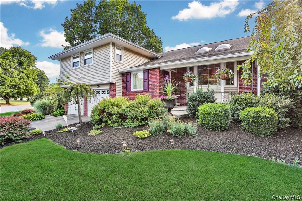 Photo of 2 Split Tree Drive, New Windsor, NY 12553 (MLS # 936079)