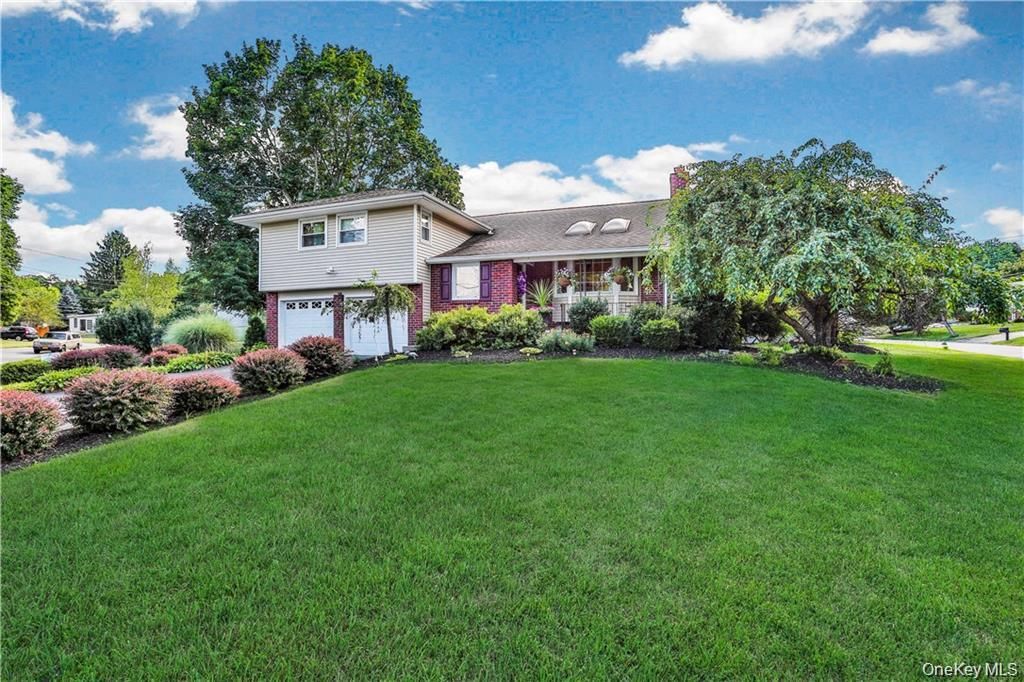 Photo of 2 Split Tree Drive, New Windsor, NY 12553 (MLS # 936079)