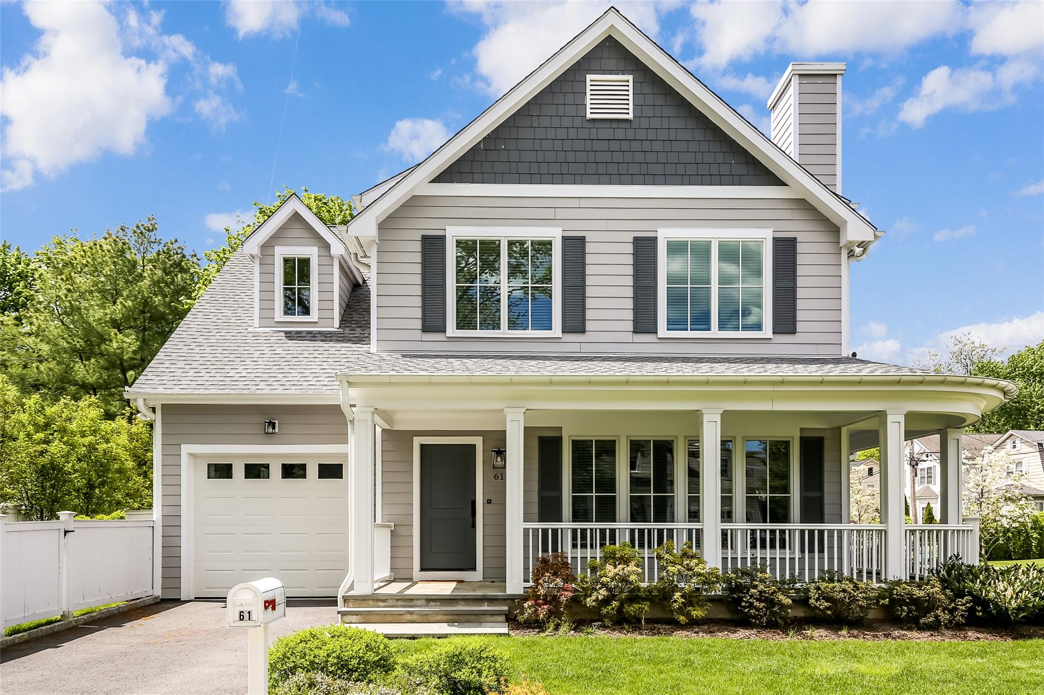 Grapal Street, Rye, New York - 4 Bedrooms  
5 Bathrooms  
7 Rooms - 