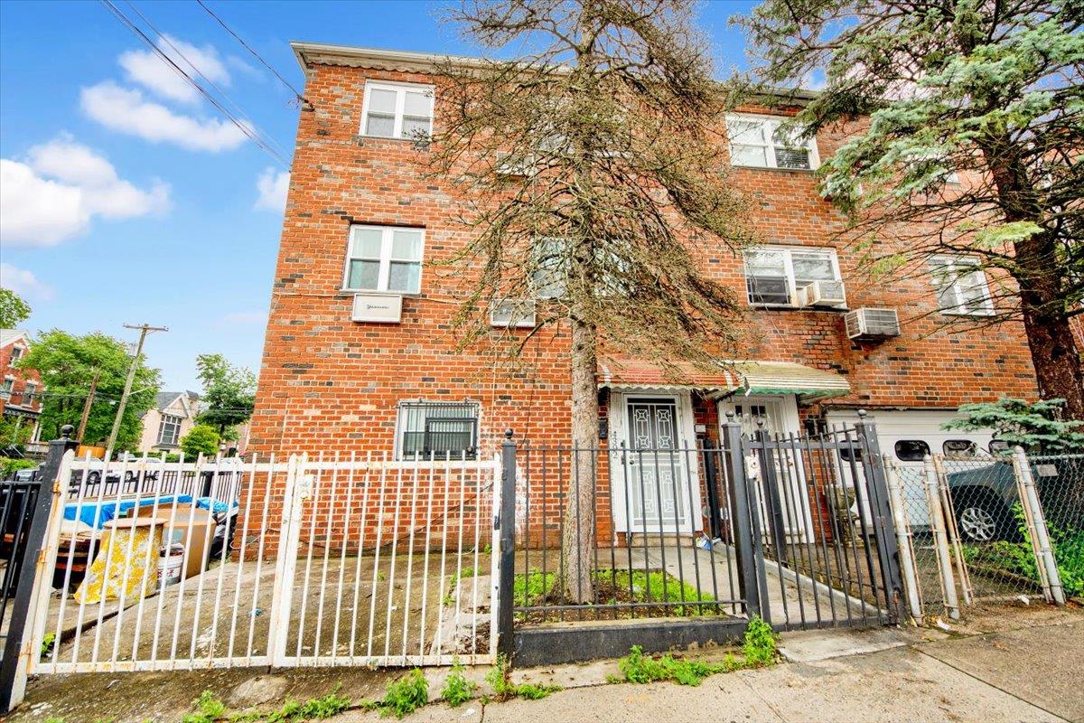 Carpenter Avenue, Bronx, New York - 3 Bedrooms  
1 Bathrooms  
7 Rooms - 
