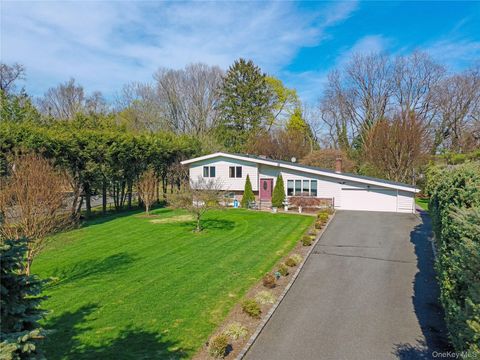 Photo of 11 Laurie Place, Glen Cove, NY 11542 (MLS # 986764)