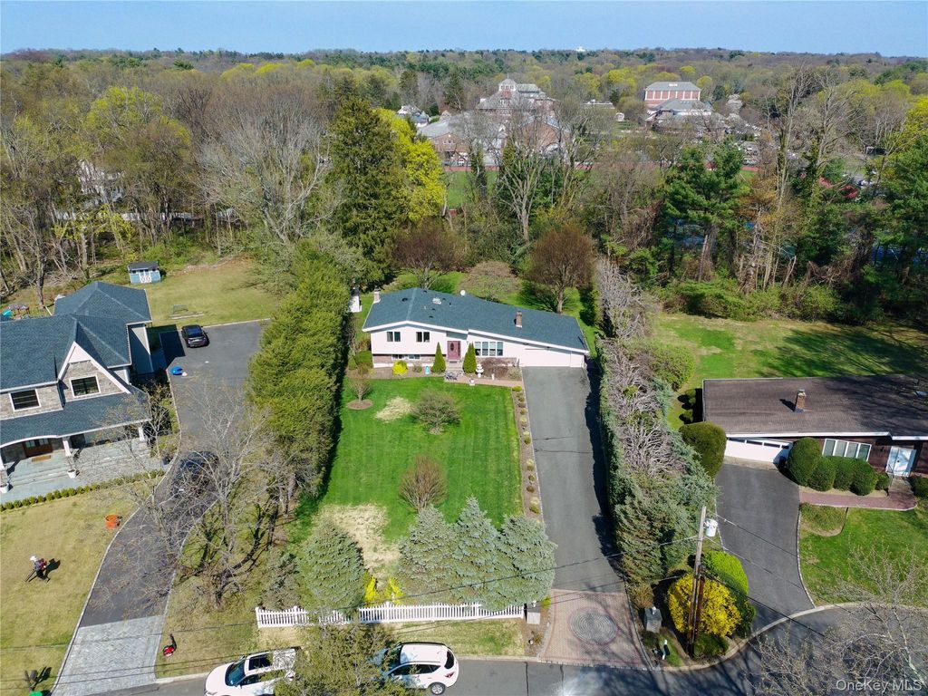 Photo of 11 Laurie Place, Glen Cove, NY 11542 (MLS # 986764)