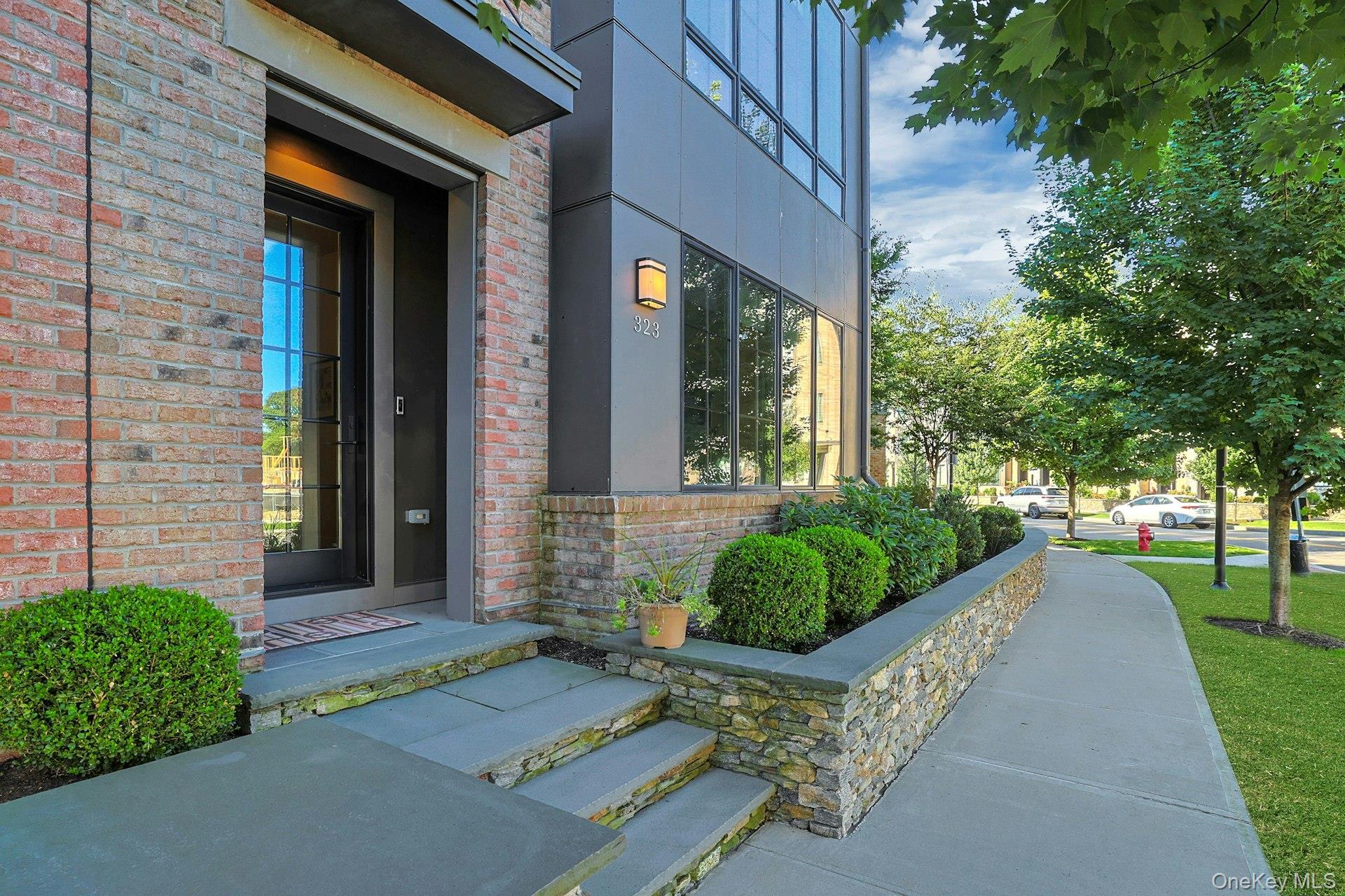323 Palisades Boulevard